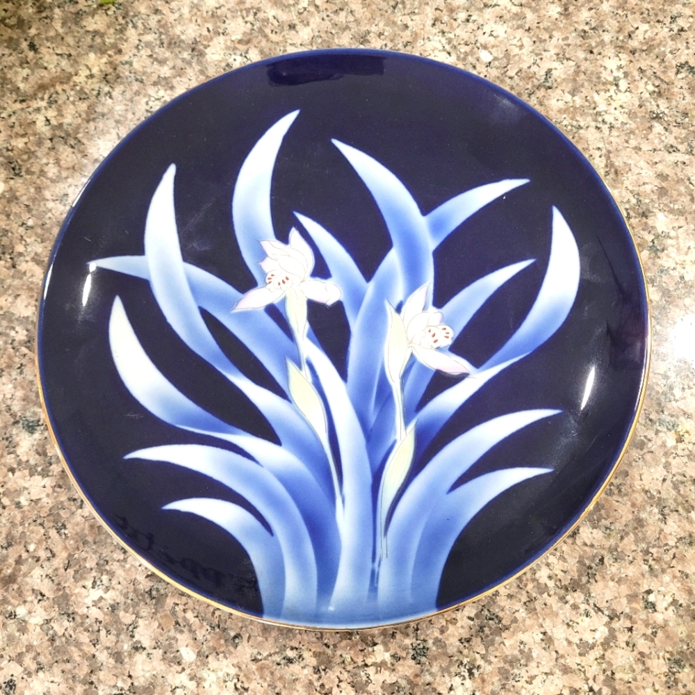 Sato Gordon 10" plate, blue Irises